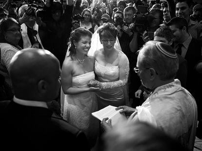 Una pareja se casa en Denver, Estados Unidos, en mayo de 2013, poco después de aprobarse el matrimonio gay en el Estado de Colorado.