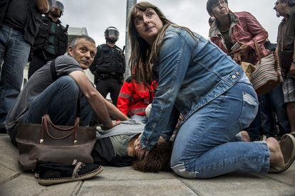 Una dona és atesa després dels enfrontaments amb la Guàrdia Civil a Sant Julià de Ramis.