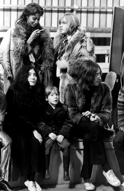 Donyale Luna in 1968 with Brian Jones, along with Yoko Ono and Julian and John Lennon on the set of The Rolling Stones film 'Rock'n'Roll Circus', where they participated.