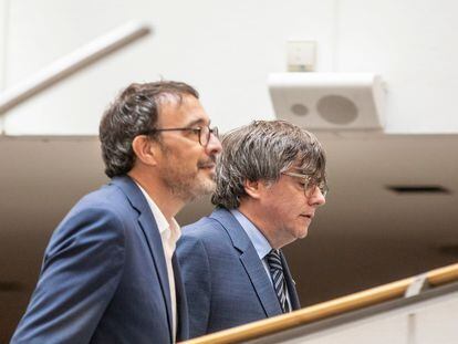 El 'expresident' Carles Puigdemont (a la derecha), acompañado del vicepresidente de Junts, Josep Rius, el pasado 5 de julio en Bruselas.