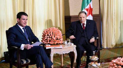 El presidente argelino, Abdelaziz Buteflika (derecha), recibe en Argel el pasado 10 de abril al primer ministro franc&eacute;s, Manuel Valls.