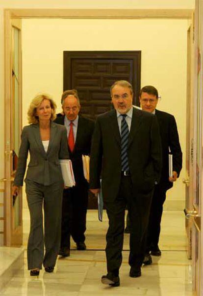 En primer término, Pedro Solbes; a su lado, Elena Salgado, y detrás, Miguel Ángel Fernández Ordóñez (secretario de Estado de Hacienda) y Jordi Sevilla, antes de su comparecencia para explicar la propuesta del Gobierno.