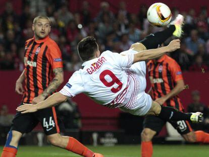 Gameiro remata ante el Shakhtar.