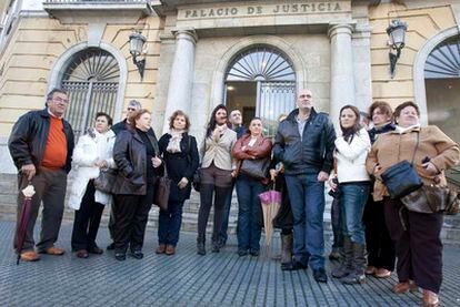 Integrantes de las familias que denuncian el posible robo de niños en Cádiz, antes de reunirse con la Fiscalía.