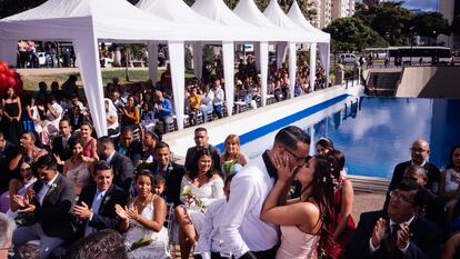 Novios se besan luego de ser declarados marido y mujer durante la Boda Colectiva de la alcaldía de Chacao en Caracas, Venezuela, el 14 de febrero de 2023.
