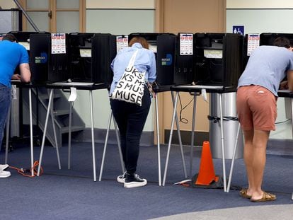 Tres votantes este martes en un colegio electoral de en Miami, Florida.