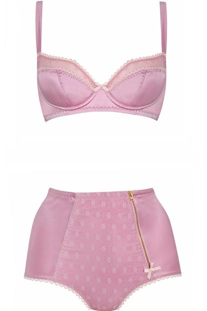 Por María Romero. Conjunto de raso en rosa con detalle de cremallera dorada de Fifi (culotte 130 euros).