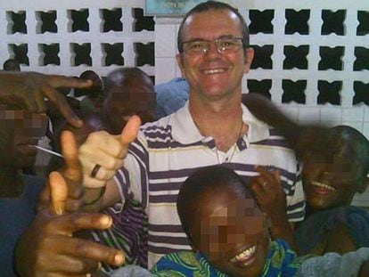 Juan José Gómez, junto a varios niños de Benín, en una imagen sin datar. En vídeo, el testimonio de una de las presuntas víctimas.