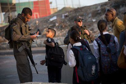 Un soldado israelí identifica a un niño palestino en Jerusalén, el 22 de octubre de 2015.