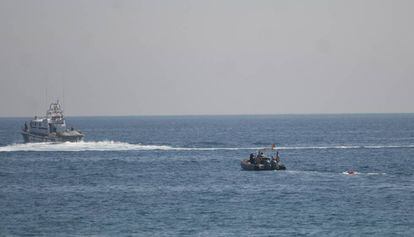 Una lancha traslada el explosivo al mar.