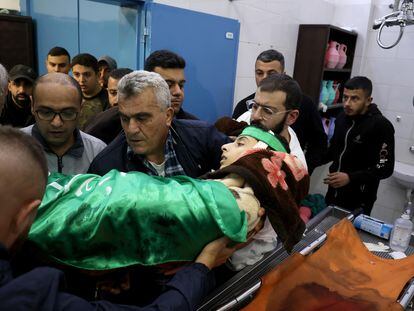 Jenin (-), 29/11/2023.- Relatives carry the body of Palestinian 14-years-old Basel Abu Al Wafa to Jenin Hospital after he died during clashes with Israeli soldiers, in the West Bank city of Jenin, 29 November 2023. According to the Palestinian Health Ministry, four Palestinians were killed, including two children, and eight others were injured in an overnight Israeli raid on the Jenin camp and ensuing clashes. (Basilea, Yenín) EFE/EPA/ALAA BADARNEH
