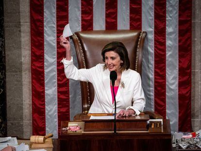 La representante demócrata Nancy Pelosi, mostrando el último voto para aprobar el proyecto de Joe Biden en la Cámara de Representantes de Estados Unidos.