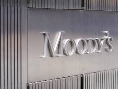 Imagen corporativa de Moody's en las oficinas centrales de la agencia, en Nueva York (Estados Unidos). EFE/Archivo