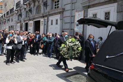 Family and friends say goodbye to the Sevillian actor.
