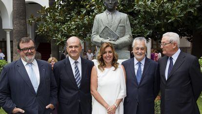 Los expresidentes de la Junta de Andalucía José Rodríguez de la Borbolla, Manuel Chaves, Susana Díaz, José Antonio Griñán y Rafael Escuredo, tras el acto de la toma de posesión de Díaz en el Parlamento andaluz el 7 de junio de 2013.