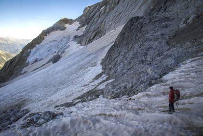 Un montañero contempla el glaciar del monte Perdido, en septiembre.