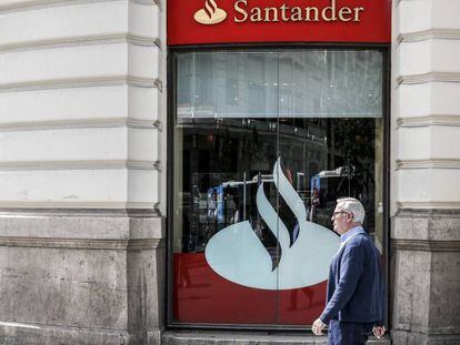 Fachada de una oficina de Banco Santander