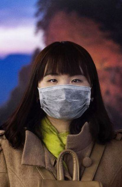 Una dona xinesa amb una màscara per protegir-se de l'aire contaminat, el 20 de novembre a Pequín.