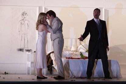 Rodelinda (Lucy Crowe), Bertarido (Bejun Mehta) y Grimoaldo (Jeremy Ovenden), en la ópera 'Rodelinda'.