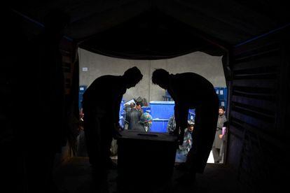 Unos trabajadores cargan un camión con material electoral en un almacén de Mazar-i-Sharif para que sea repartido por los diferentes centros de votación en la provincia de BAlkh, en el norte de Afganistán.