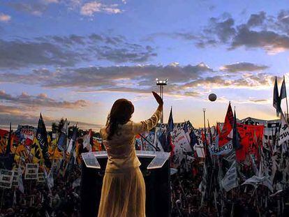 La candidata Cristina Fernández de Kirchner saluda a sus seguidores durante el mitin de final de la campaña en La Matanza, un barrio de Buenos Aires.