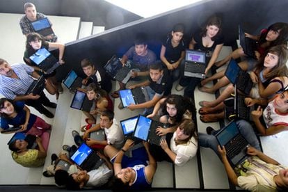 Estudiantes con sus ordenadores portátiles.