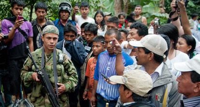 Los ind&iacute;genas Cauca hablan con un miembro de las FARC cerca de Torib&iacute;o.