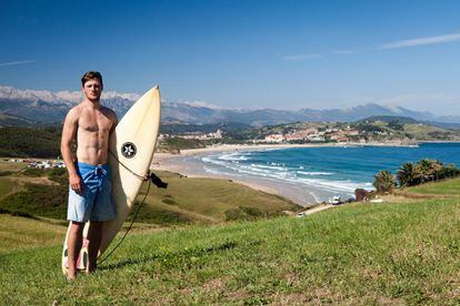 Un surfero delante de la playa de Merón, una de las dos que flanquean el cabo de Oyambre, en Cantabria.