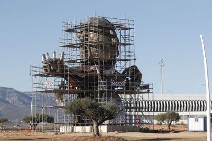 Estatua inspirada en Carlos Fabra que se está montando en el aeropuerto de Castellón.