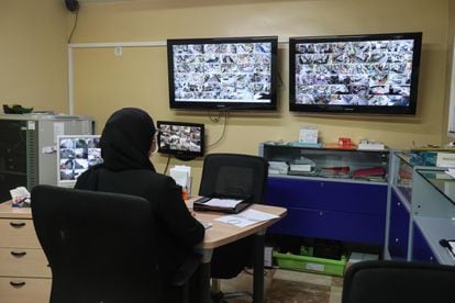 Lamia Azzi ante las pantallas de control de los locales de su cadena de fruterías.