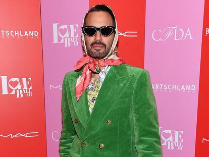 Marc Jacobs da permiso a los hombres para ponerse el pañuelo como Isabel II