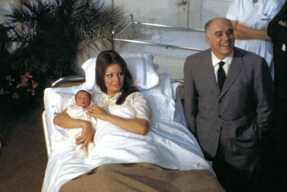 La pareja comparece ante los medios para presentar al mundo a su hijo Carlo Ponti Jr., de apenas un día. Junto a Sofia, posa un orgulloso Ponti padre. La foto es de 1968.