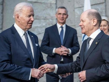 Joe Biden (izquierda) saluda al canciller alemán, Olaf Scholz, ante la mirada del secretario general de la OTAN, Jens Stoltenberg, el viernes en Bruselas.