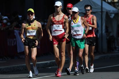 Marc Tur, en el centro de la imagen, en la prueba de los 50 kilómetros marcha