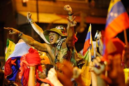 Seguidores de Chávez congregados frente al palacio de Miraflores celebran la victoria con un recuento del 54% de los votos.