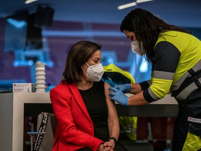 Margarita Robles, ministra de Defensa, recibe una vacuna contra la Covid-19 en el estadio Wanda Metropolitano, Madrid. 
Foto: Olmo Calvo