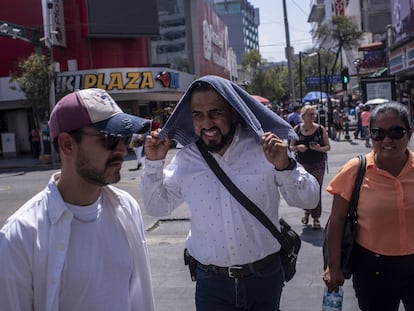 Un hombre se cubre del sol con una toalla, en una calle de la ciudad de Monterrey, en el Estado de Nuevo León, el pasado 14 de junio.