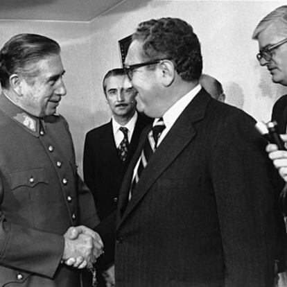 Augusto Pinochet y Henry Kissinger estrechan manos durante una reunión en Santiago (Chile), en 1976.