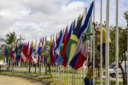 Banderas de los países miembros del Banco Interamericano de Desarrollo (BID), previo a la 55 asamblea anual de gobernadores del organismo internacional, en el complejo turístico brasileño de Costa do Sauípe.