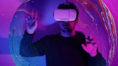 Una persona utilizando unas gafas de realidad virtual.