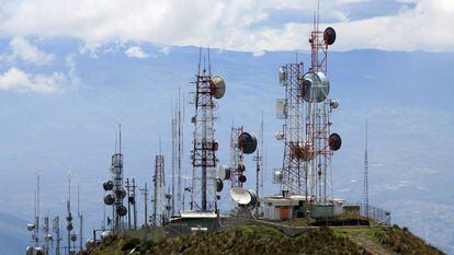 Un grupo de antenas de telecomunicación en la cumbre de una montaña en Quito.
