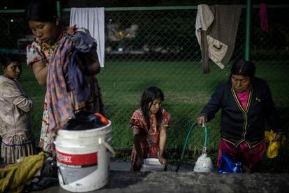 Una familia de la comunidad emberá, lava su ropa cerca de un baño público.