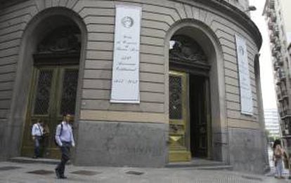 Vista del exterior de la sede de la Bolsa de Buenos Aires en Buenos Aires.