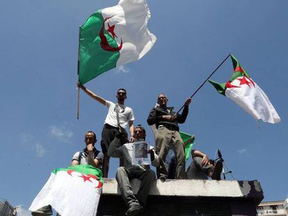 Cientos de argelinos participan en una manifestación para exigir un cambio en el régimen actual, el pasado viernes, en Argel.