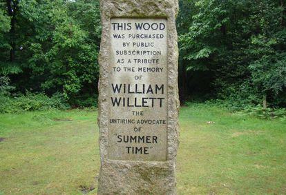 Aquest monolit recorda el britànic William Willett, impulsor de l'horari d'estiu.