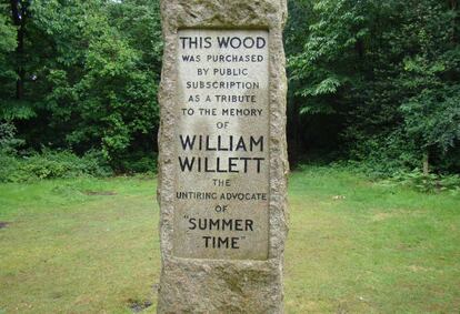 Este monolito recuerda al británico William Willett, impulsor del horario de verano.