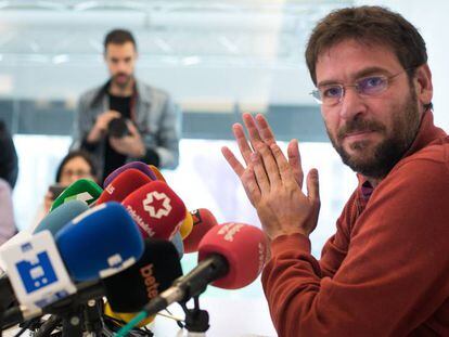 Albano Dante Fachin, secretari general de Podem Catalunya, dilluns, anunciant la seva dimissió.