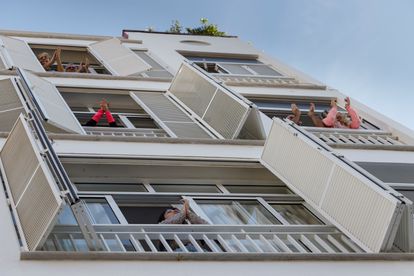 Vecinos de Santa Cruz de Tenerife salen a los balcones de sus casas para aplaudir a los sanitarios.