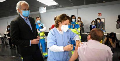 El consejero de Sanidad de Madrid, Enrique Ruiz Escudero, visita el punto de vacunación contra la covid-19 instalado en el pabellón Wizink Center de Madrid, este sábado. 