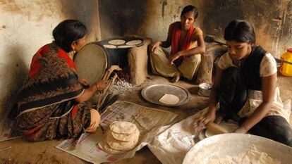 Unas mujeres beneficiarias del apoyo de The Hunger Project amasan pan en India.